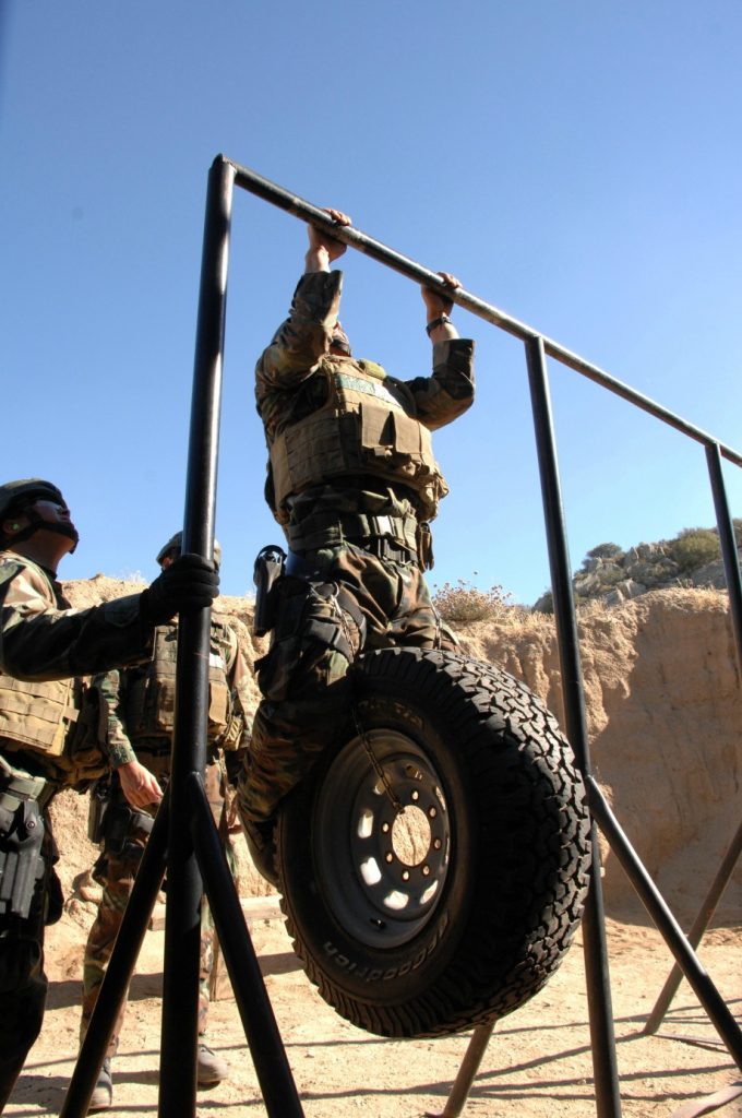 US Navy seal training Tyre pullups