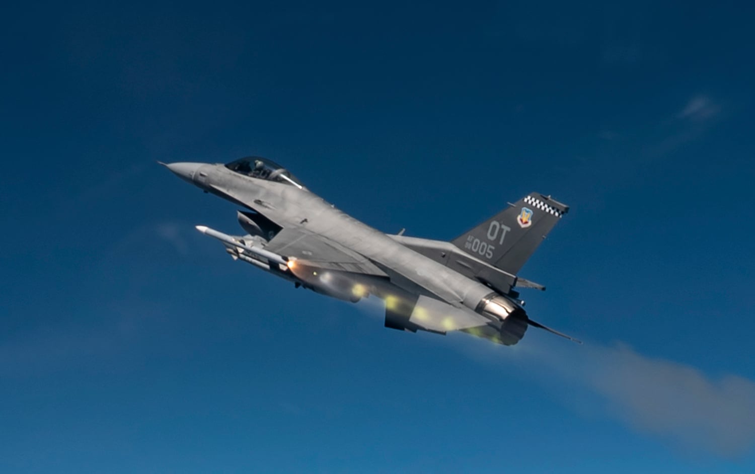 Australia to Invest $1.39 Billion in Advanced AMRAAM Missiles for Air Defense