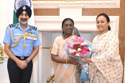 Air Chief Marshal AP Singh Meets President Droupadi Murmu at Rashtrapati Bhavan Along With Wife Sarita Singh